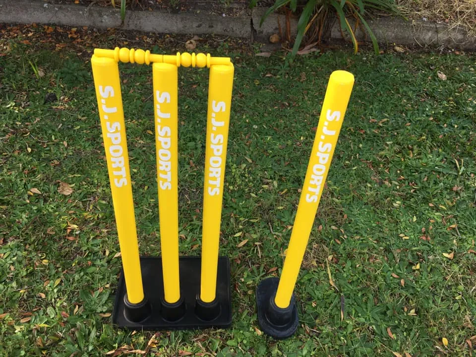 Plastic Stumps With Rubber Base Set Of 4